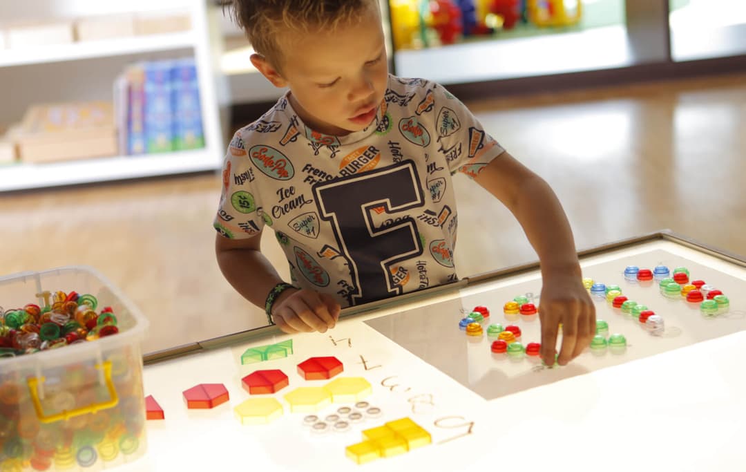 Jongen speelt aan de lichttafel