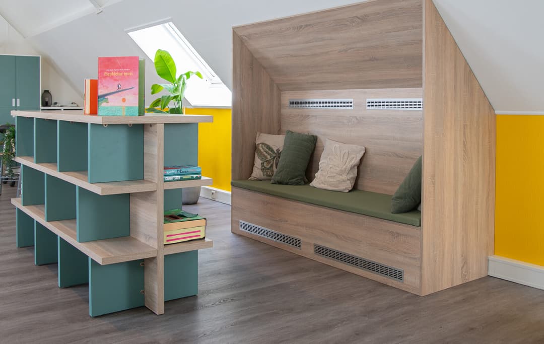 Bibliotheek met leesnis