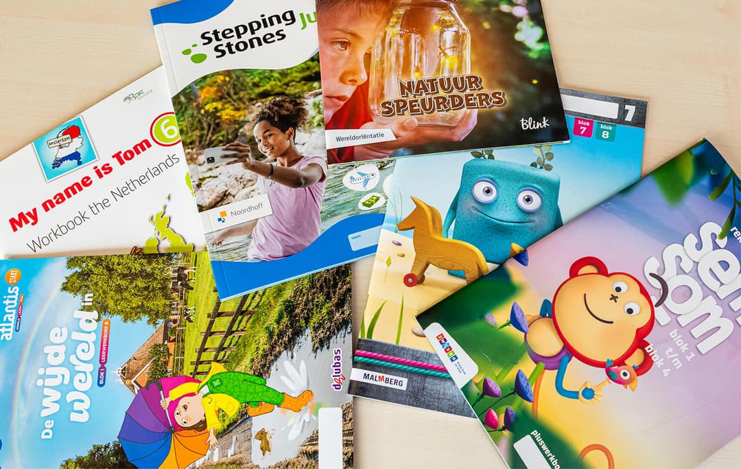 Afbeelding waarop een man te zien is, die uitleg geeft aan een groep.