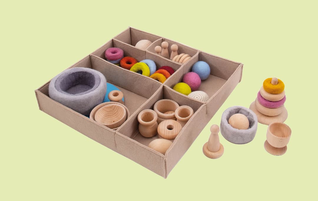 Op de afbeelding zie je een activiteiten bak met sensorische materialen.