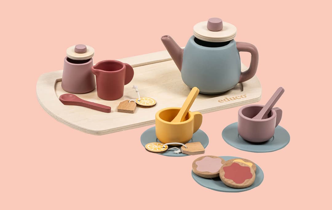 Op de afbeelding zie je theekopjes en andere toebehoren voor rollenspel.