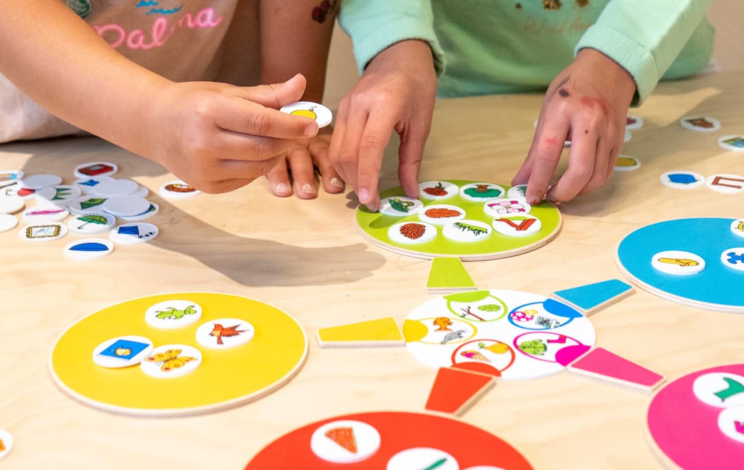 Kinderen op de afbeelding spelen met een mindmapping spel.
