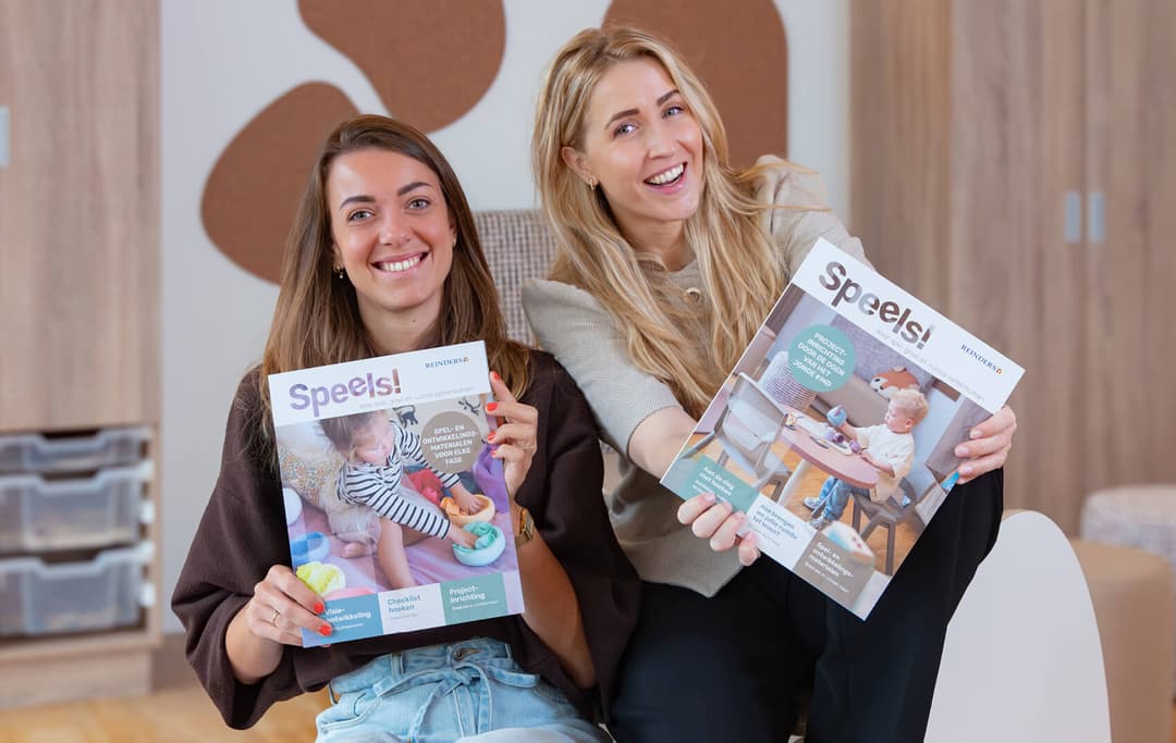 Twee dames presenteren het speels magazine