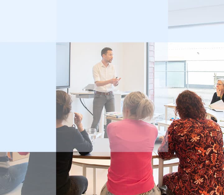 Een docent is aan het presenteren