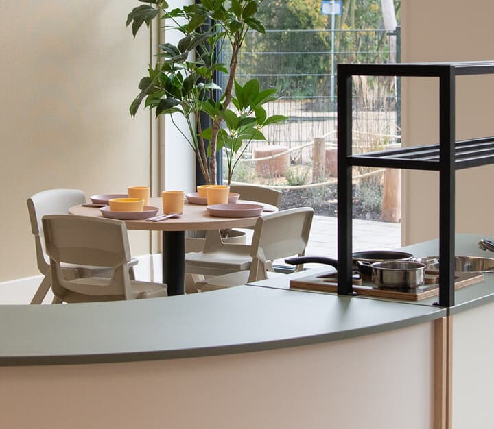 een tafel met bestek en borden.