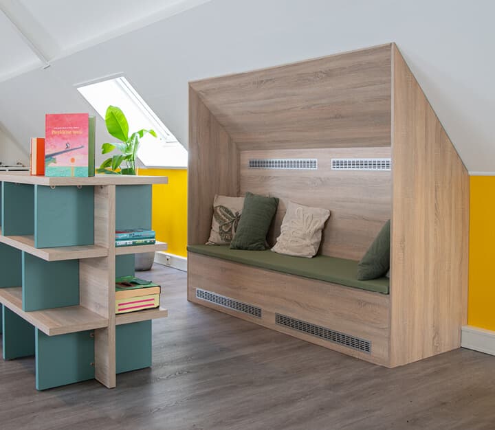 Leesnis met boekenkast