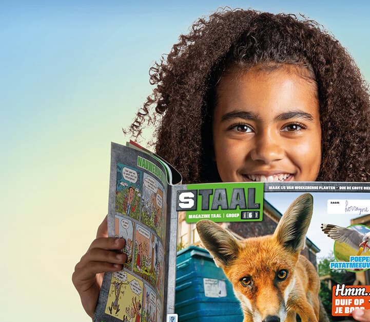 Op de afbeelding zie je een meisje met krullen met een Staal magazine in haar hand, glimlachend.