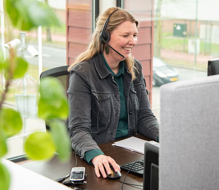 Commercieel medewerker aan de telefoon