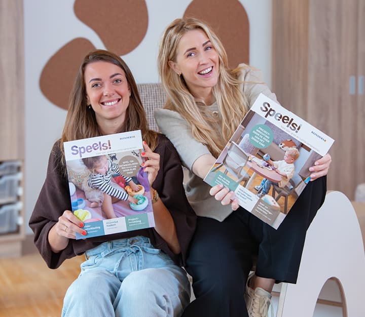 Twee collega's presenteren het magazine