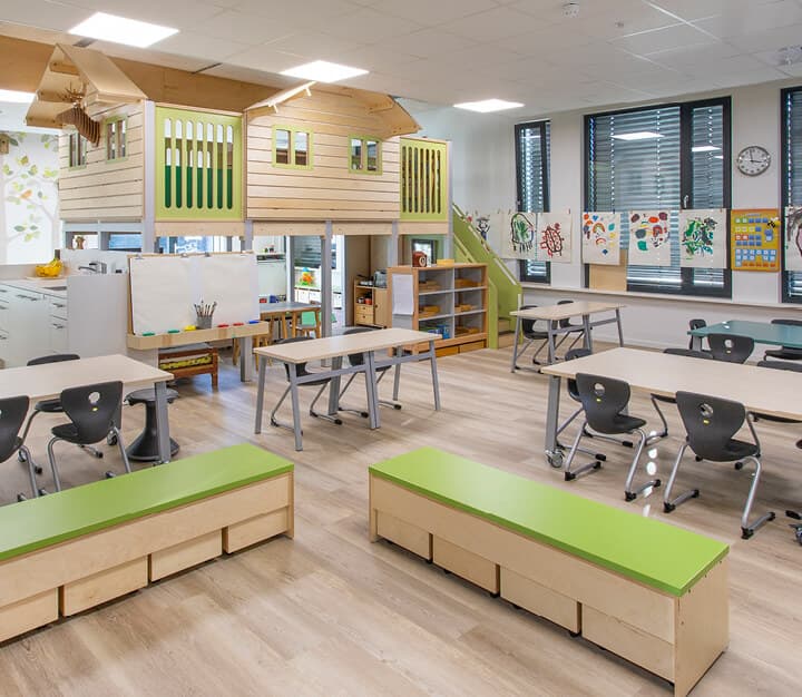 Op de afbeelding zie je een multifunctionele leerruimte met onder andere treinbanken en tafels.