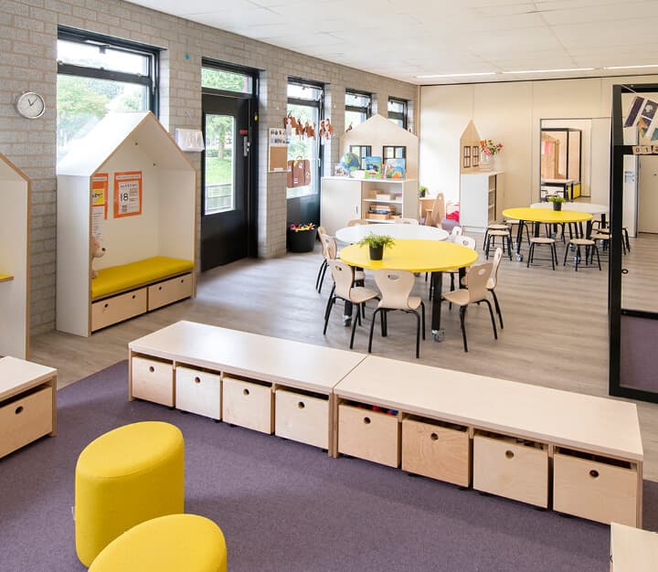 Op de afbeelding zie je een multifunctionele kamer voor school en bso.
