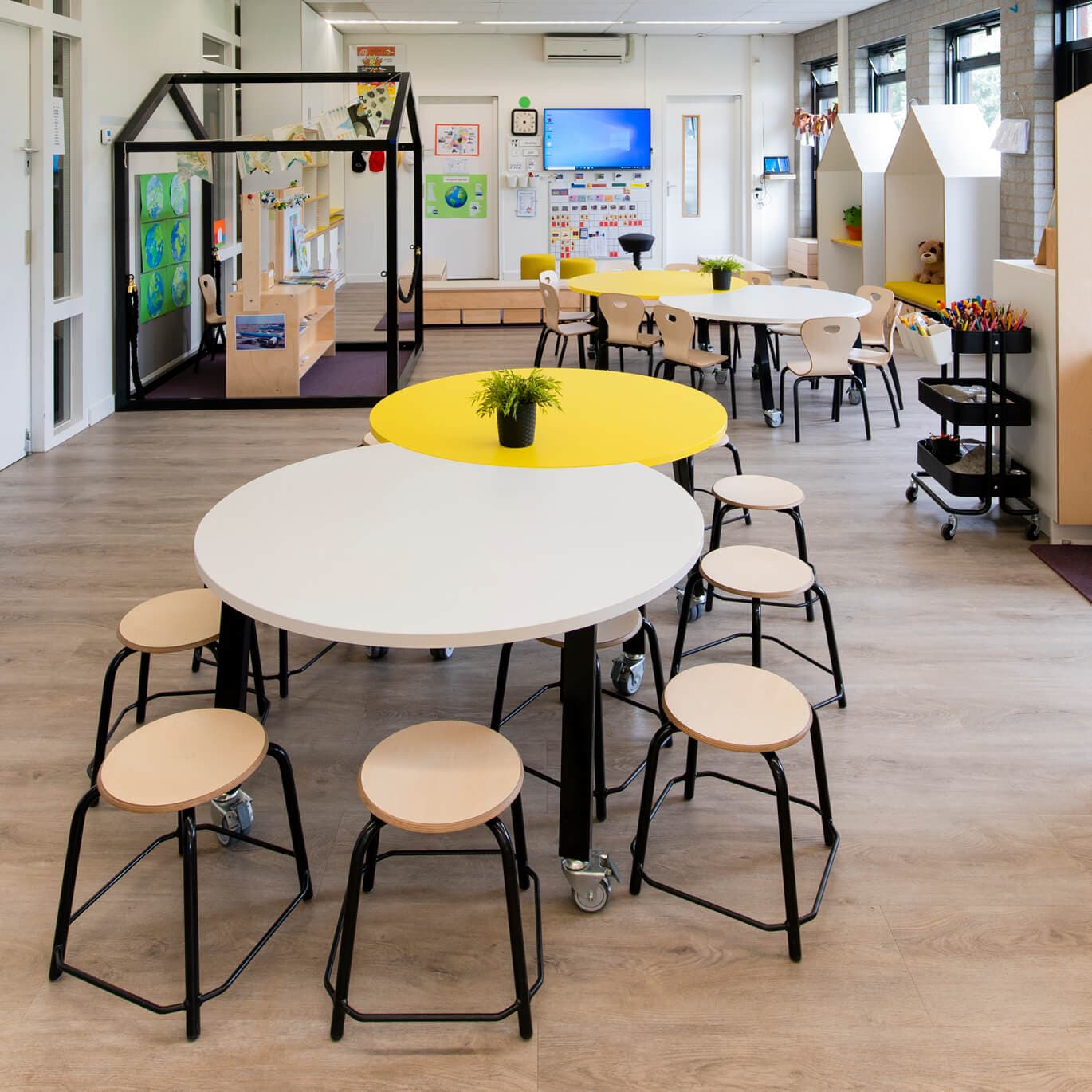 Op de afbeelding zie je ronde tafels met uitsparing zodat ze goed aansluiten.