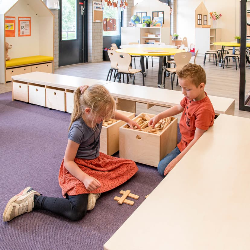 Op de afbeelding zie je zitbanken met geïntegreerde rolbakken.