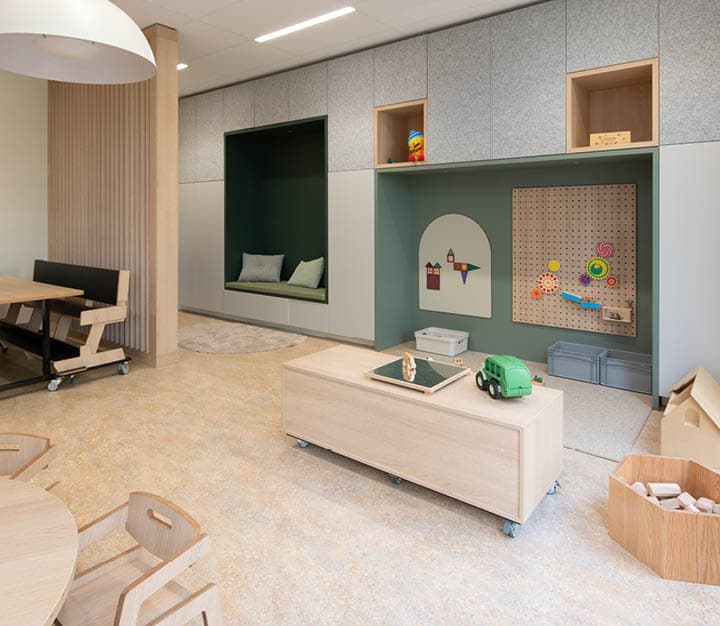 Op de afbeelding zie je een kinderopvang met wandkasten.