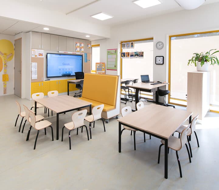 Op de afbeelding zie je coöperatieve werkplekken die makkelijk te verplaatsen zijn.