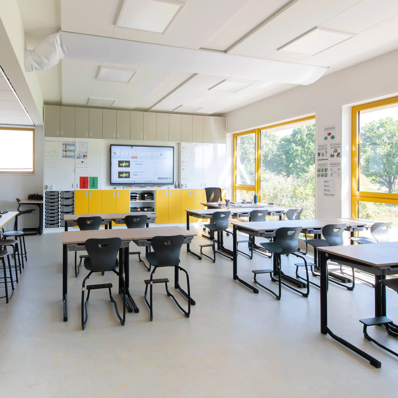 Op de afbeelding zie je een klaslokaal met veelzijdig meubilair.