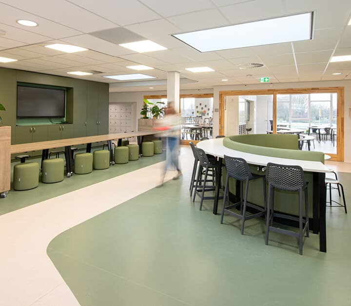 Leerplein met groene elementen