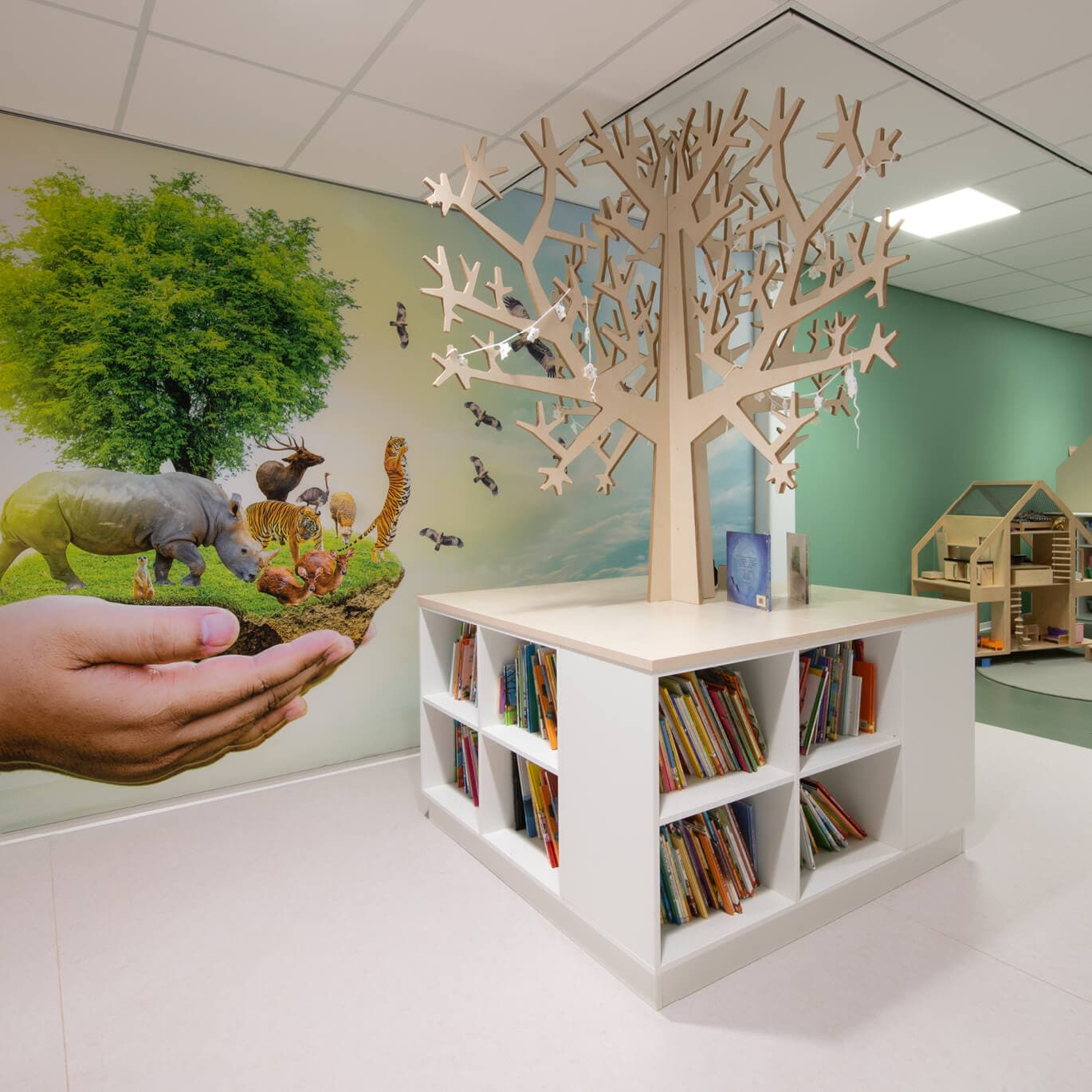 Houten boom met boekenkast eronder