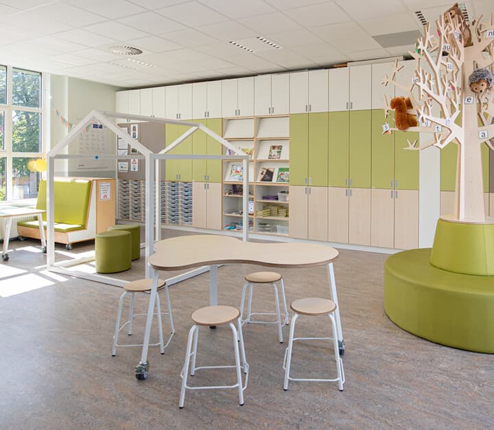 Op de afbeelding zie je een oranje bank met verder in re ruimte boekenkasten.