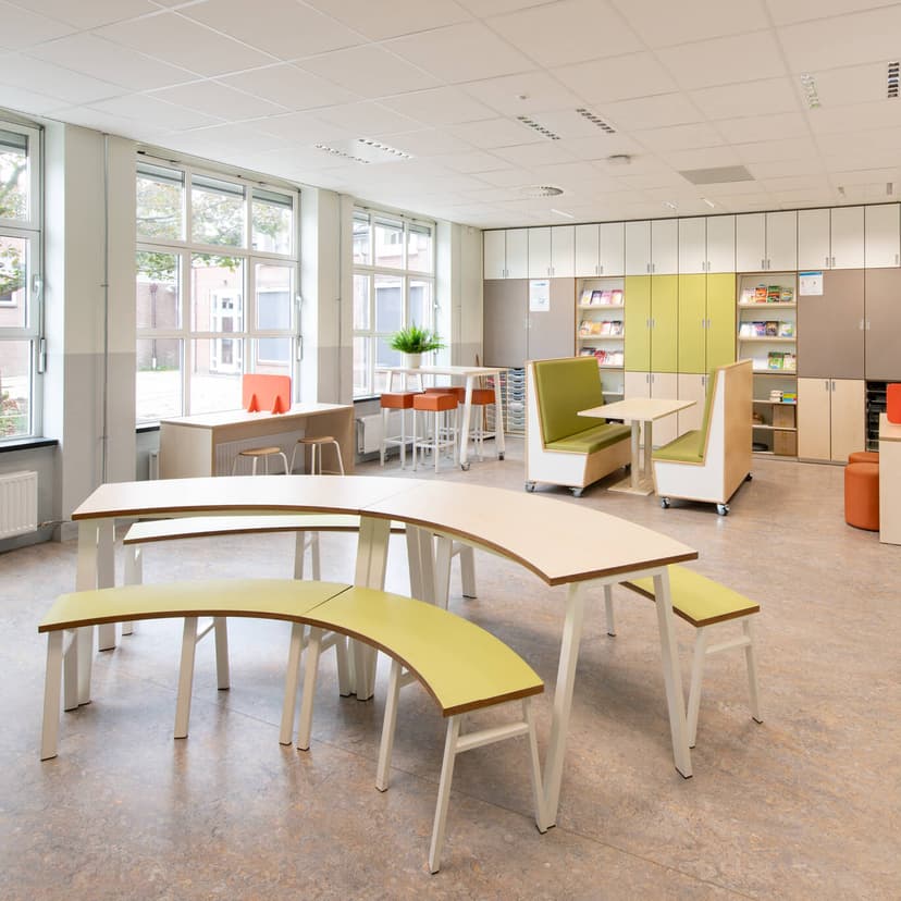 Klaslokaal met groene banken