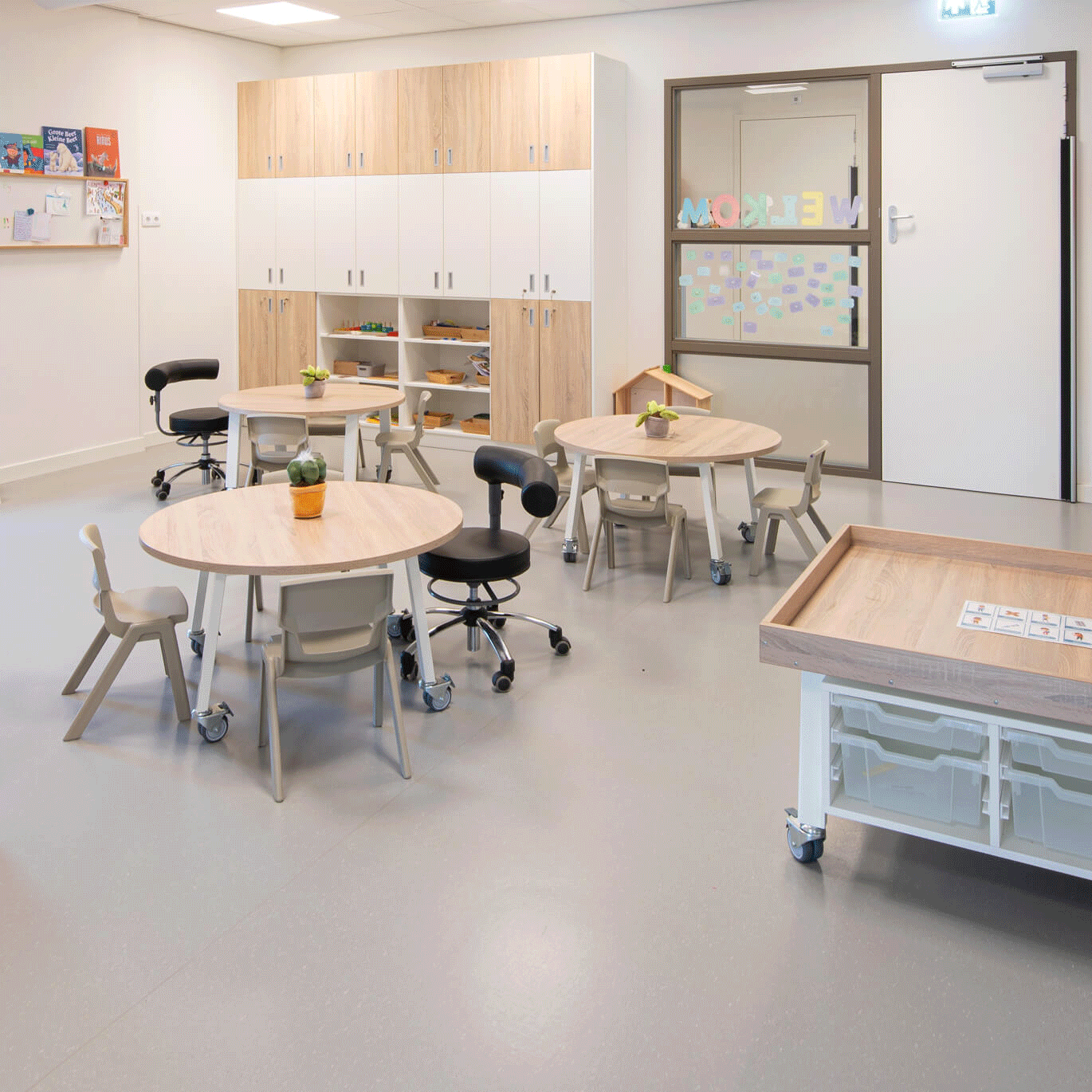 In deze peuterruimte draait het om ontdekken, bouwen en creatief bezig zijn. De kringruimte biedt plek voor gezamenlijke momenten en rust, zoals voorlezen en samen zingen. Aan de ronde tafels wordt dagelijks geknutseld, gepraat en gespeeld. Ook de eet- en drinkmomenten vinden hier in alle rust plaats, gezellig samen aan tafel!