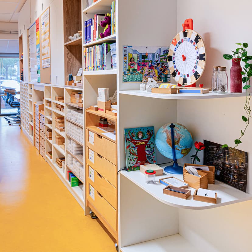 op de afbeelding zie je een maatwerkkast die over de hele muur verdeeld is.