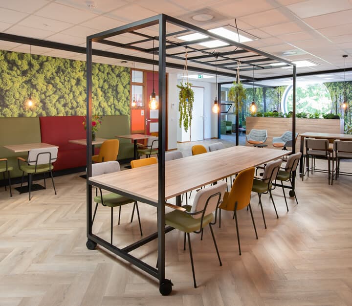 Op de afbeelding zie je een warme sfeervolle teamkamer.