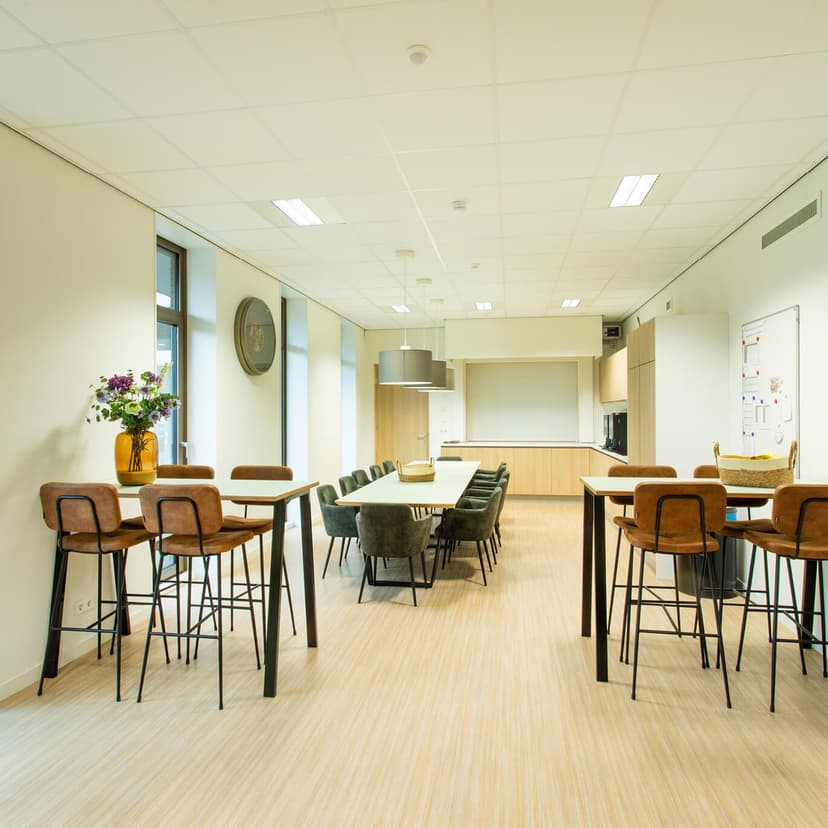 Op de afbeelding zie je bureaus die je op hoogte kan verstellen.