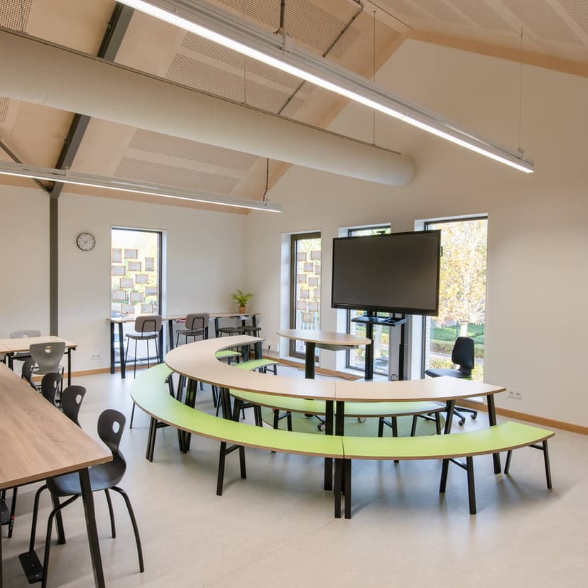 Op de afbeelding zie je een thuisgroep met curve opstelling.