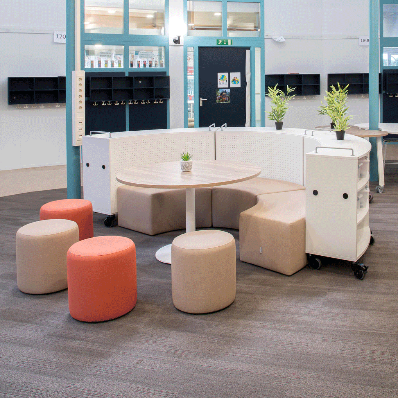 Op de afbeelding zie je een leerplein met verschillende werkplekken.