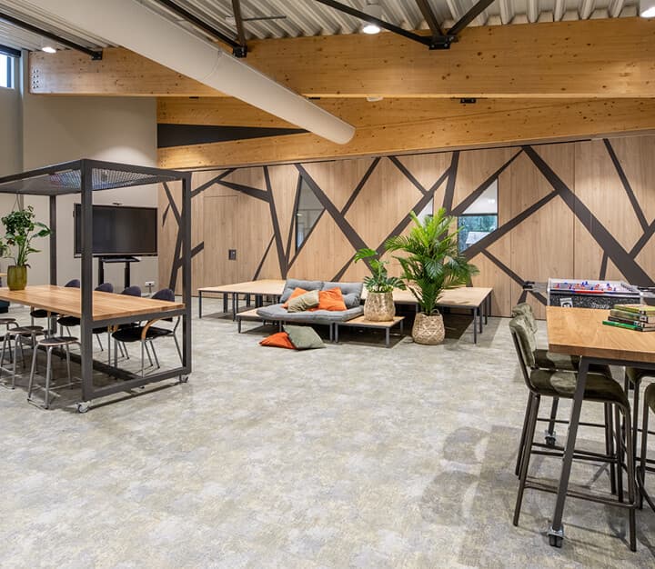 Op de afbeelding zie je een werk hal met een marktkraamtafel.