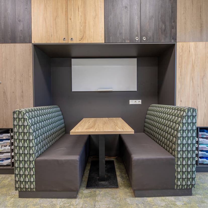 Op de afbeelding zie je een tafel met 2 banken.