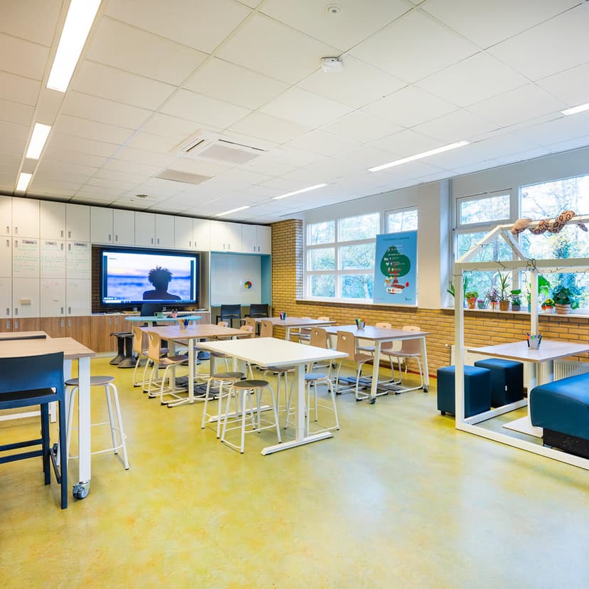 Op de afbeelding zie je een klaslokaal met wangkasten met geĆÆntegreerd digibord en magnethische whiteboard kasten.