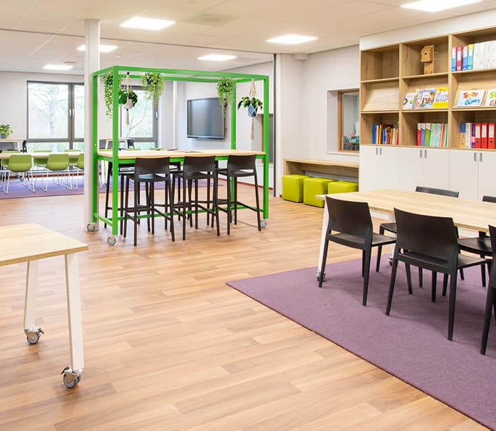 Op de afbeelding zie je verrijdbare tafels in verschillende hoogtes.