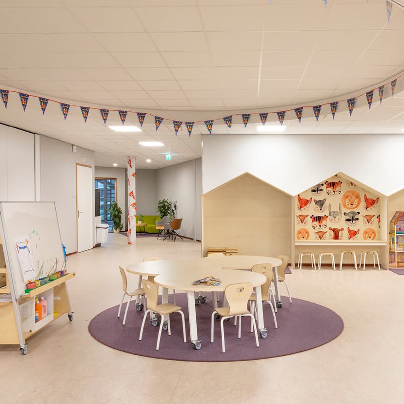 Op de afbeelding zie je een hoek met een bank en luxe stoelen.