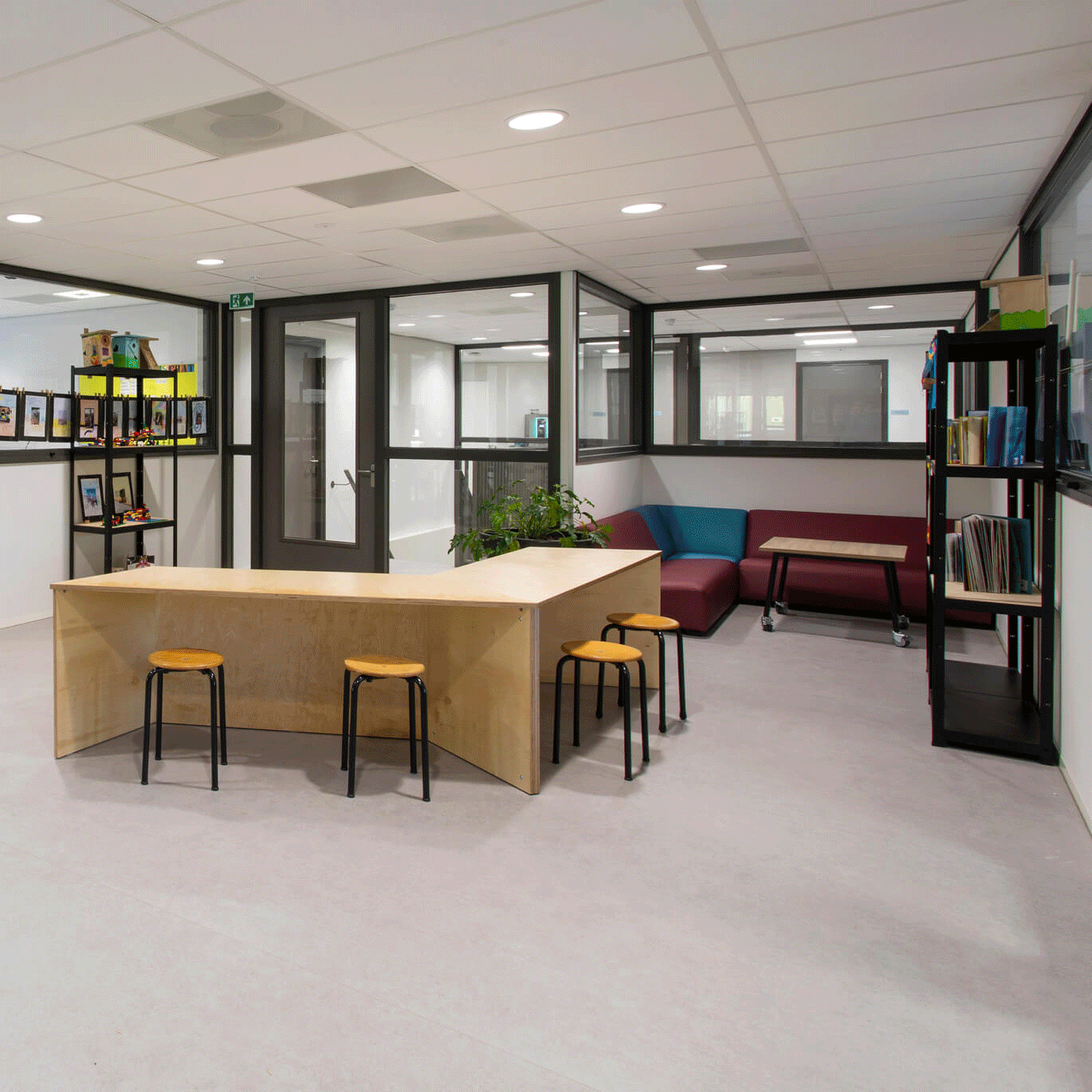 Op de afbeelding zie je zitfietsen aan een tafel en andre tafels met krukken