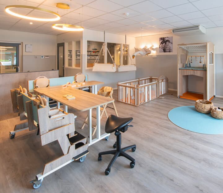 Op de afbeelding zie je een ruimte van een kinderdagverblijf.