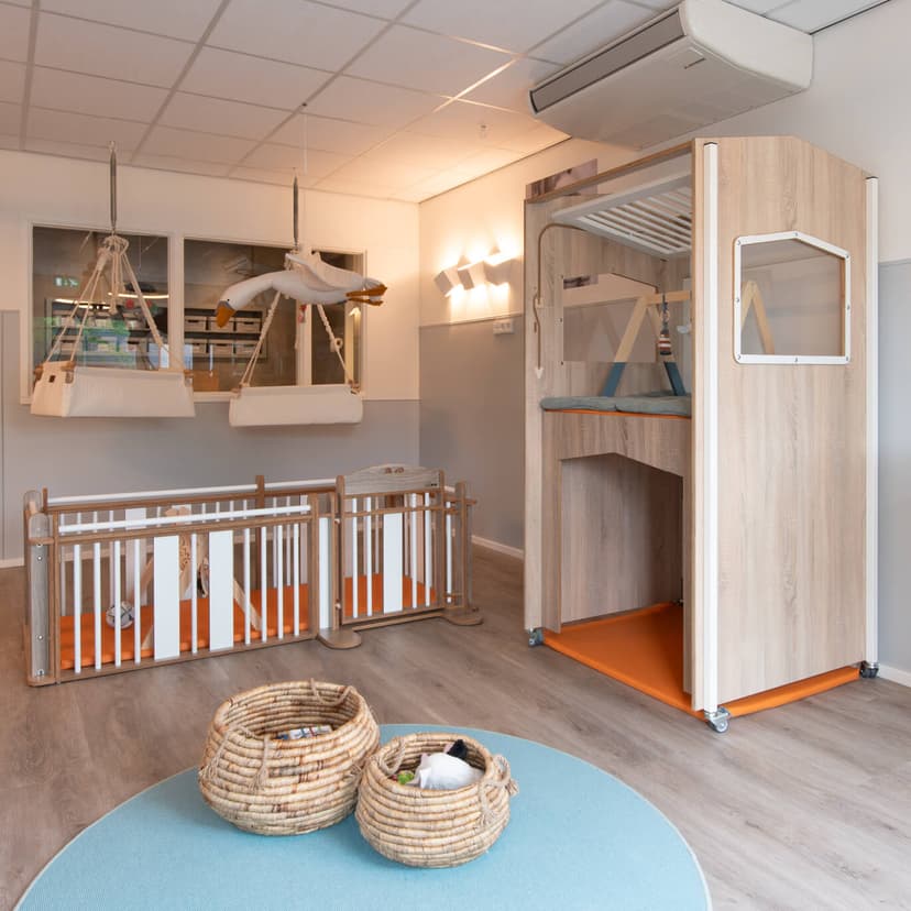 Op de afbeelding zie je een tafel en een grondbox.