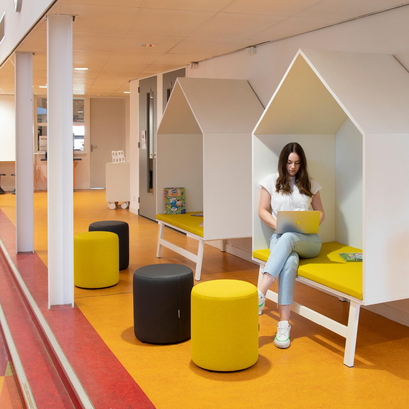 Op de afbeelding zie je leeshuisjes.