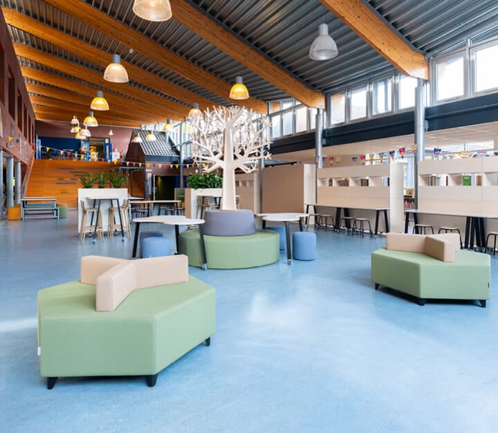 Op de afbeelding zie je een groot leerplein.