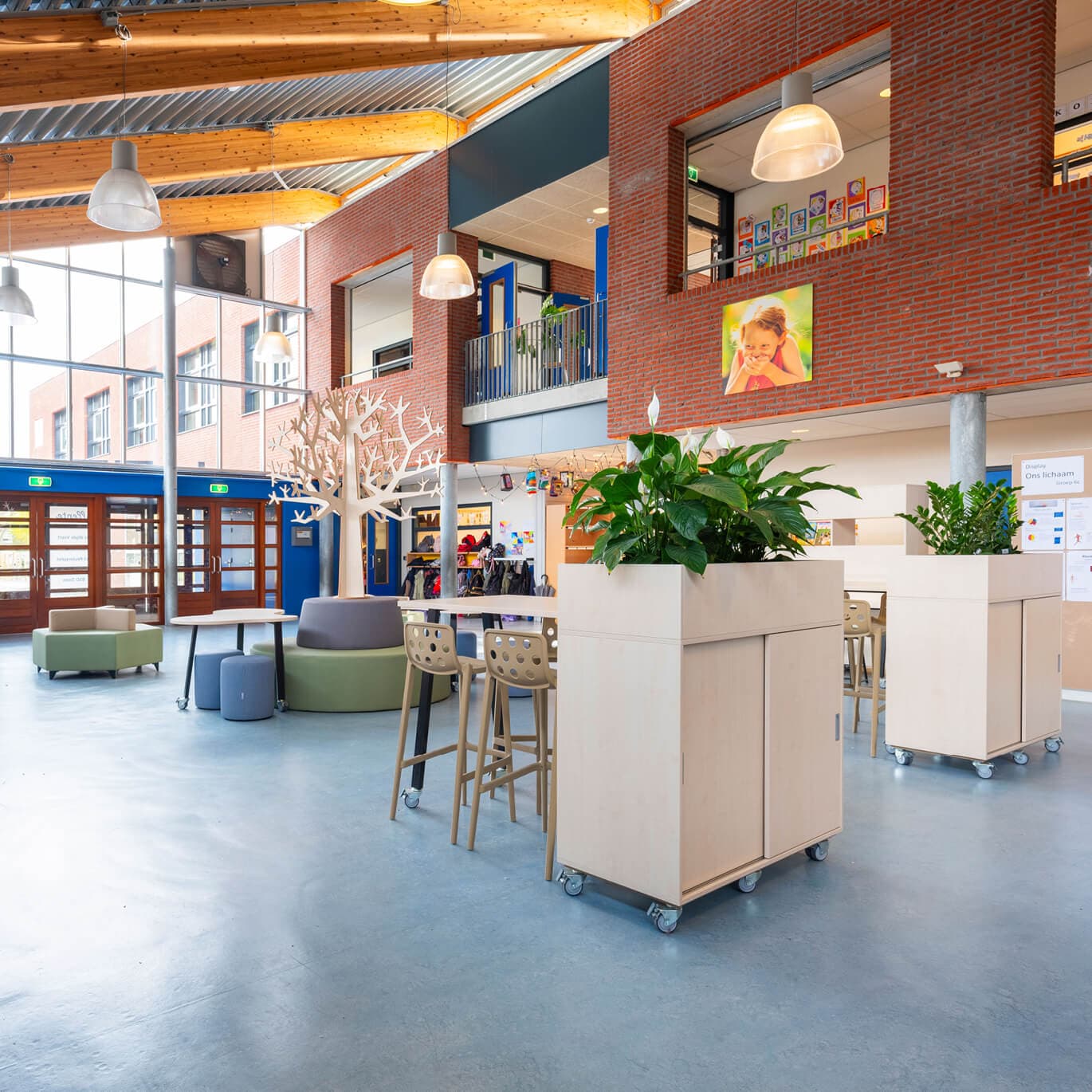 Op de afbeelding zie je een leerplein met verschillend meubilair.