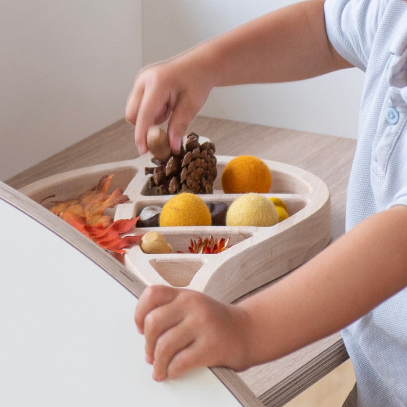 Jongetje is aan het spelen met loose parts ontdekset
