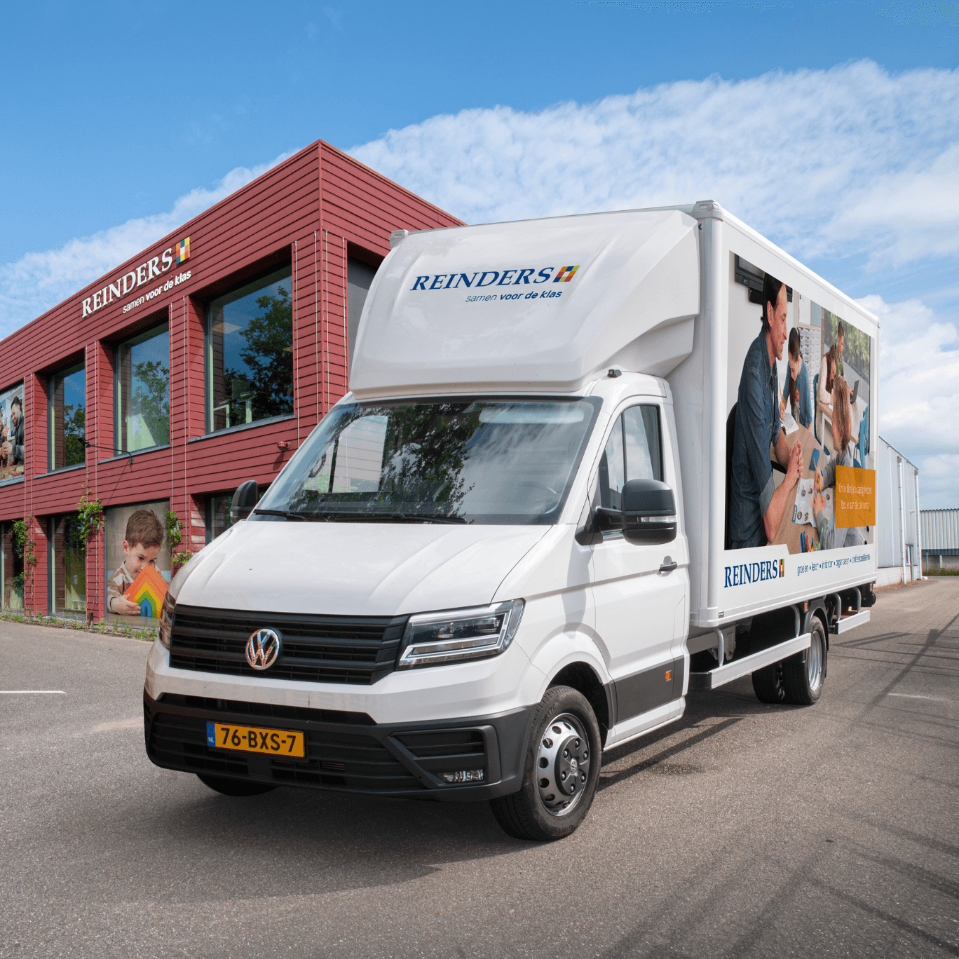 Vrachtwagen en op de achtergrond het Reinders pand.