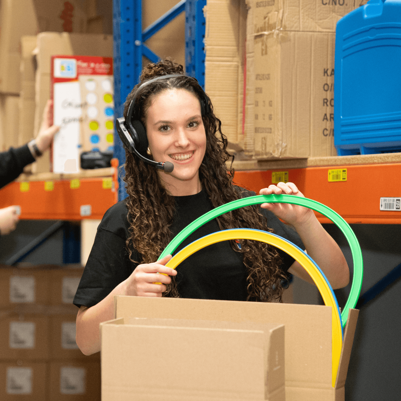 Logistiek medewerker doet artikelen in een doos.